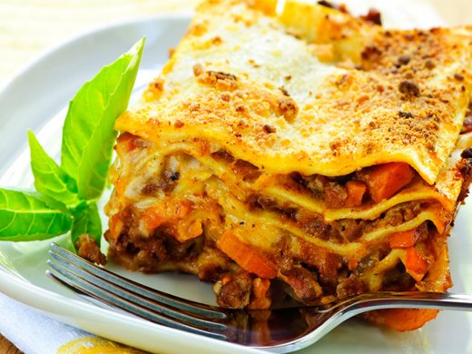 Лазанья с мясным соусом, грибами и зеленой спаржей