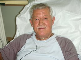 [Translate to Russia - Russian:] Male patient smiling during dialysis