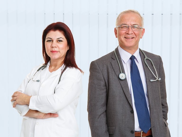 Врач-женщина и врач-мужчина со стетоскопами