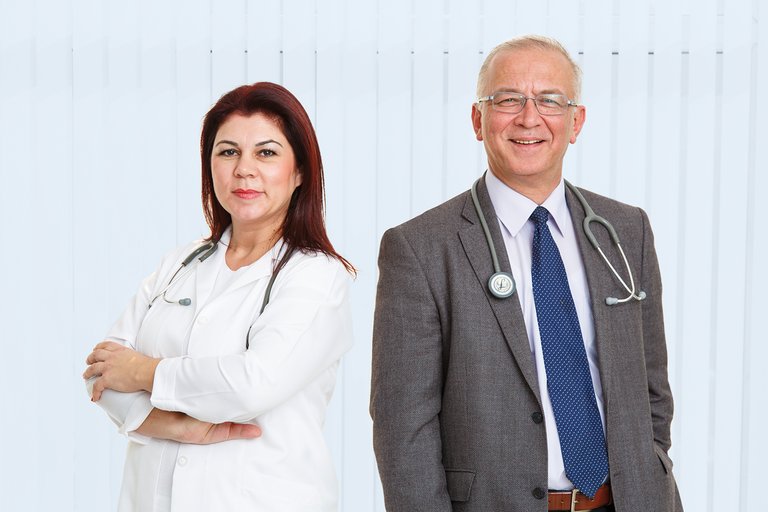 Врач-женщина и врач-мужчина со стетоскопами