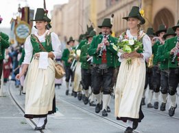 Парад в стрелков в традиционных костюмах (Мюнхен) 