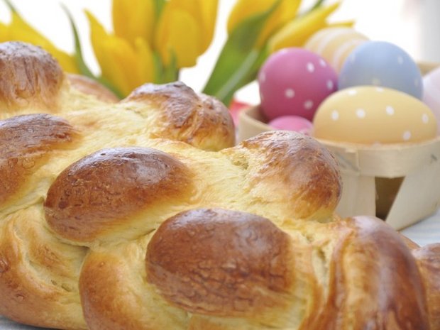 Easter plaited yeast bun