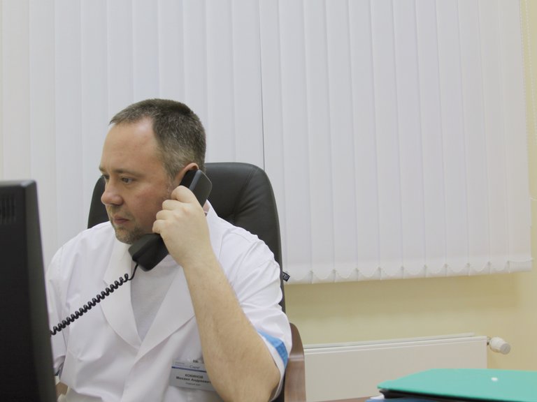 Д-р Михаил Кокинов разговаривает по телефону