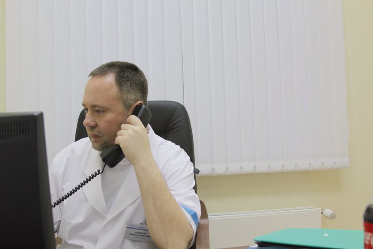 Д-р Михаил Кокинов разговаривает по телефону
