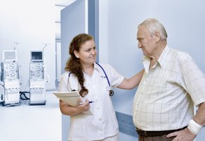 Диализная медсестра с пациентом перед процедурным кабинетом